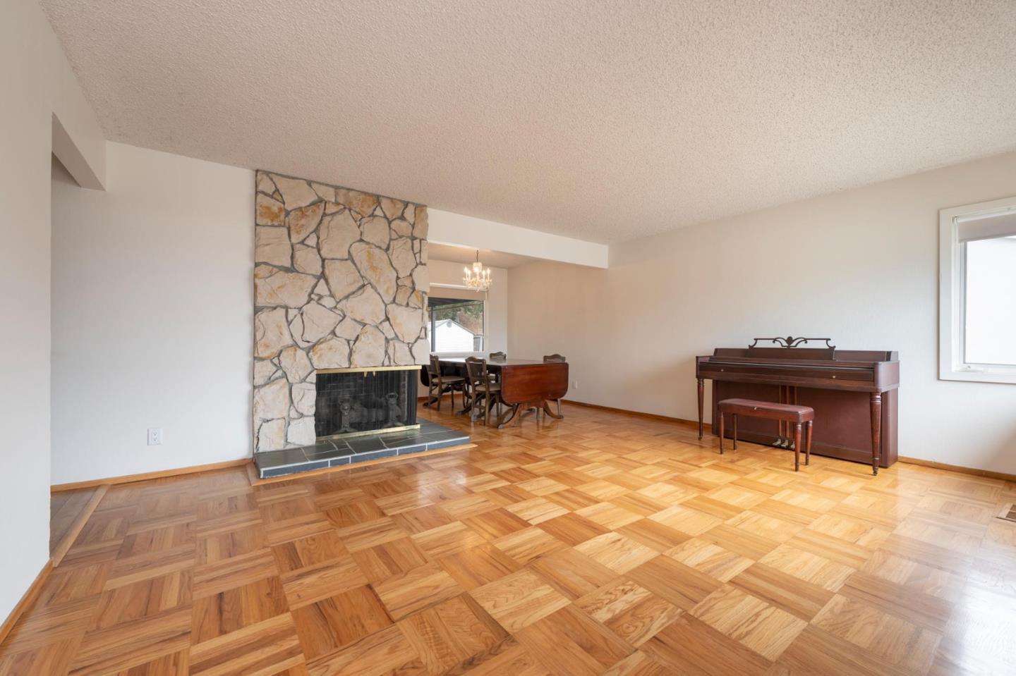 Detail Gallery Image 4 of 39 For 1089 Sycamore Dr, Millbrae,  CA 94030 - 3 Beds | 2 Baths