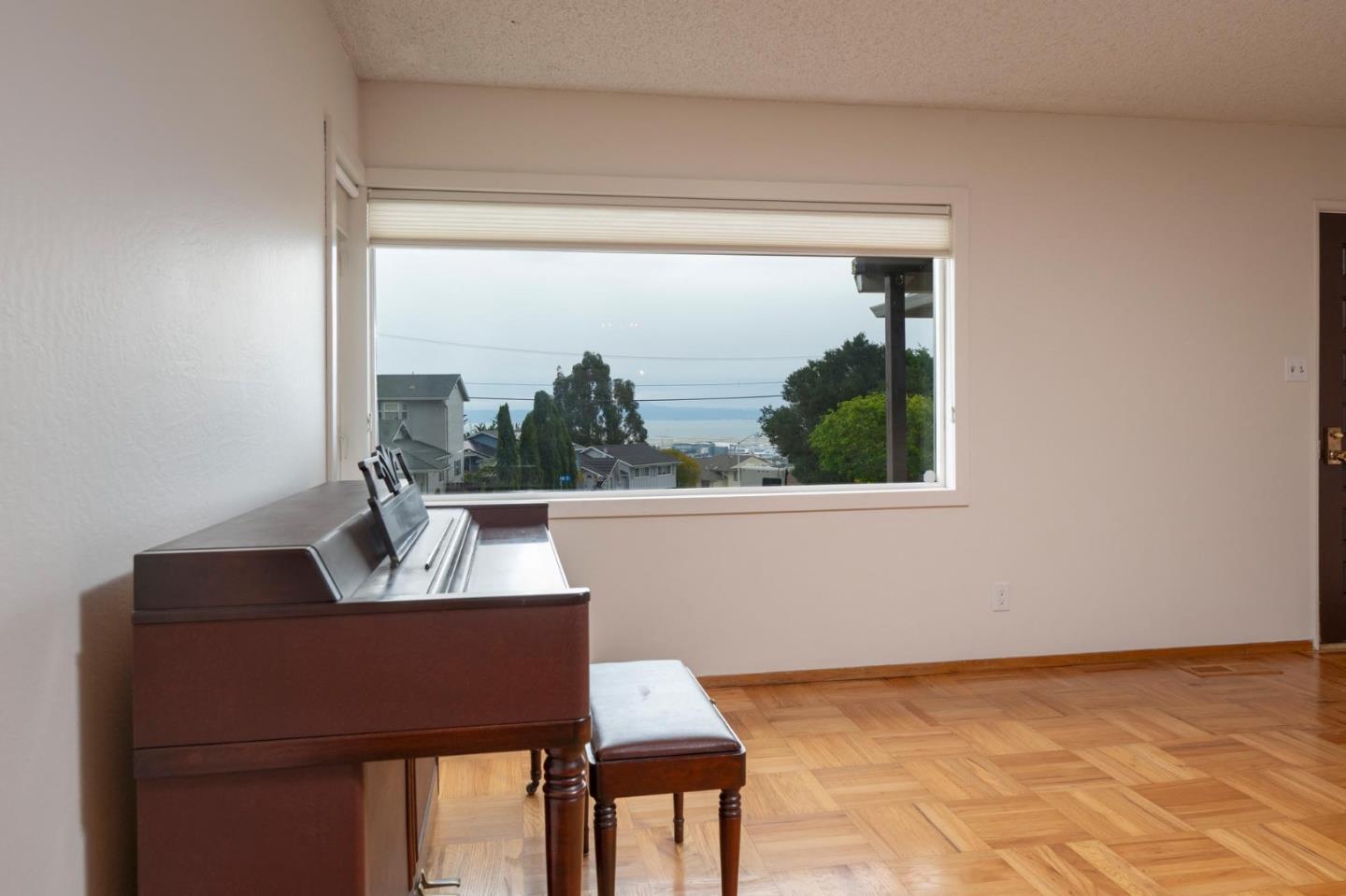 Detail Gallery Image 5 of 39 For 1089 Sycamore Dr, Millbrae,  CA 94030 - 3 Beds | 2 Baths