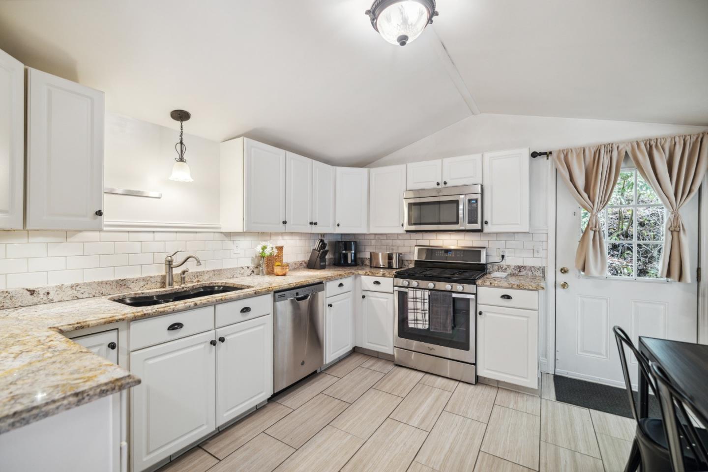 Detail Gallery Image 7 of 38 For 15300 Highway 9, Boulder Creek,  CA 95006 - 3 Beds | 1 Baths