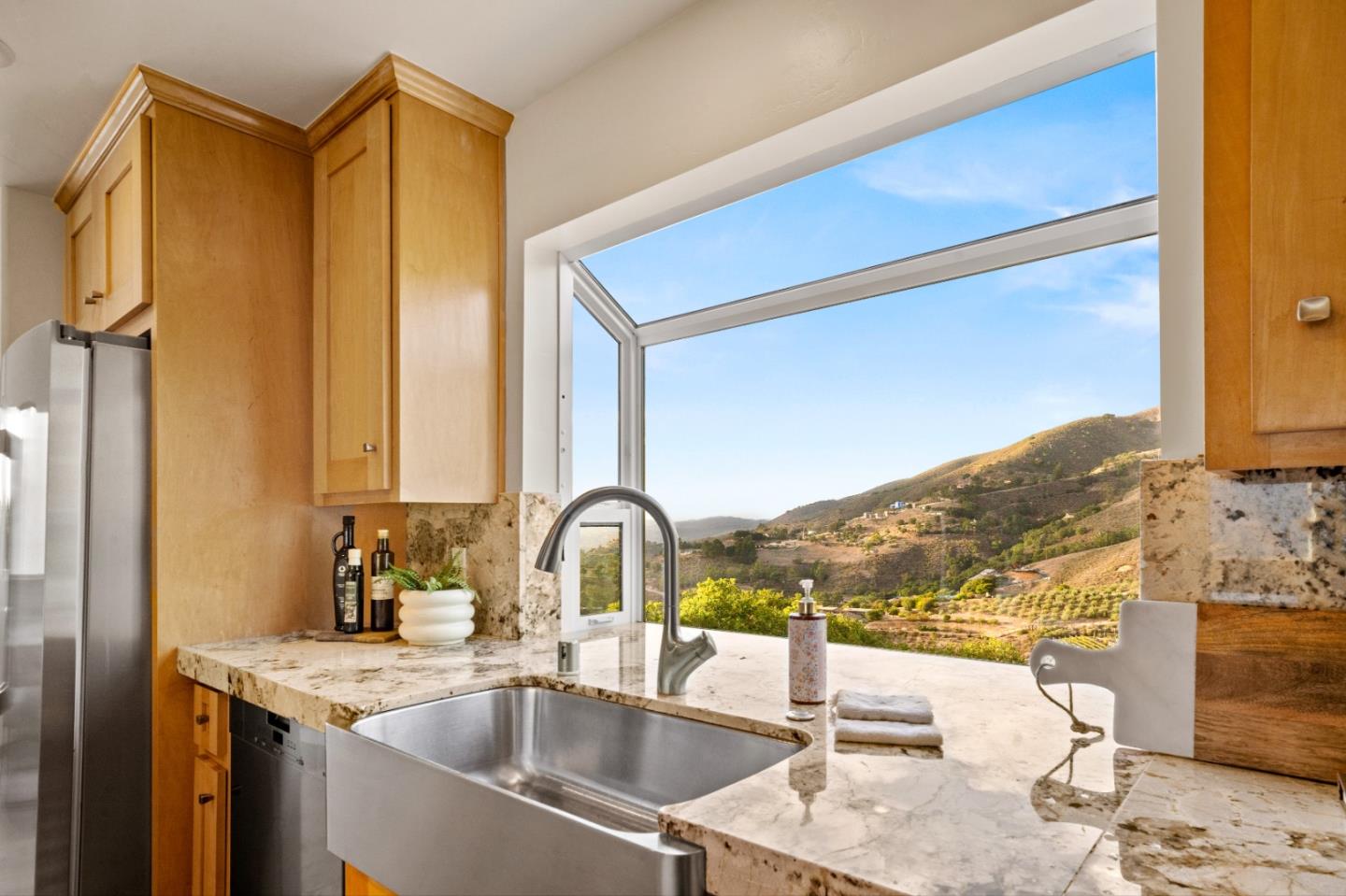 Detail Gallery Image 13 of 30 For 320 El Caminito Rd, Carmel Valley,  CA 93924 - 3 Beds | 2/1 Baths