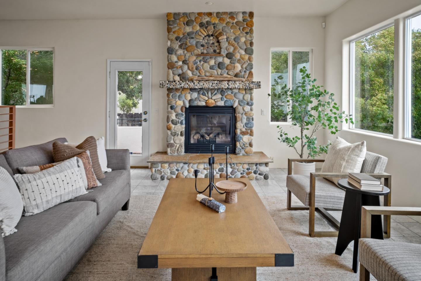 Detail Gallery Image 7 of 30 For 320 El Caminito Rd, Carmel Valley,  CA 93924 - 3 Beds | 2/1 Baths