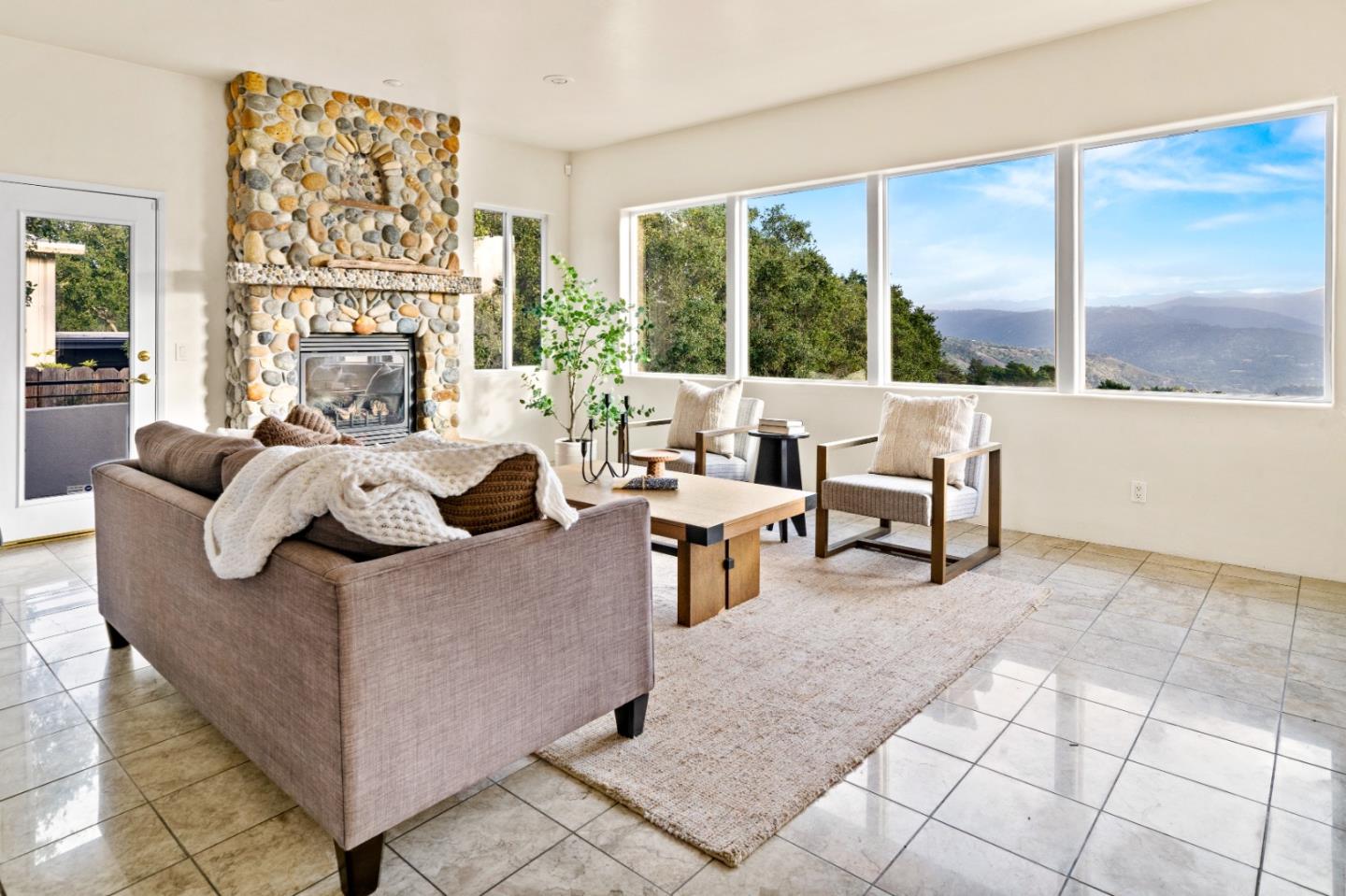 Detail Gallery Image 8 of 30 For 320 El Caminito Rd, Carmel Valley,  CA 93924 - 3 Beds | 2/1 Baths