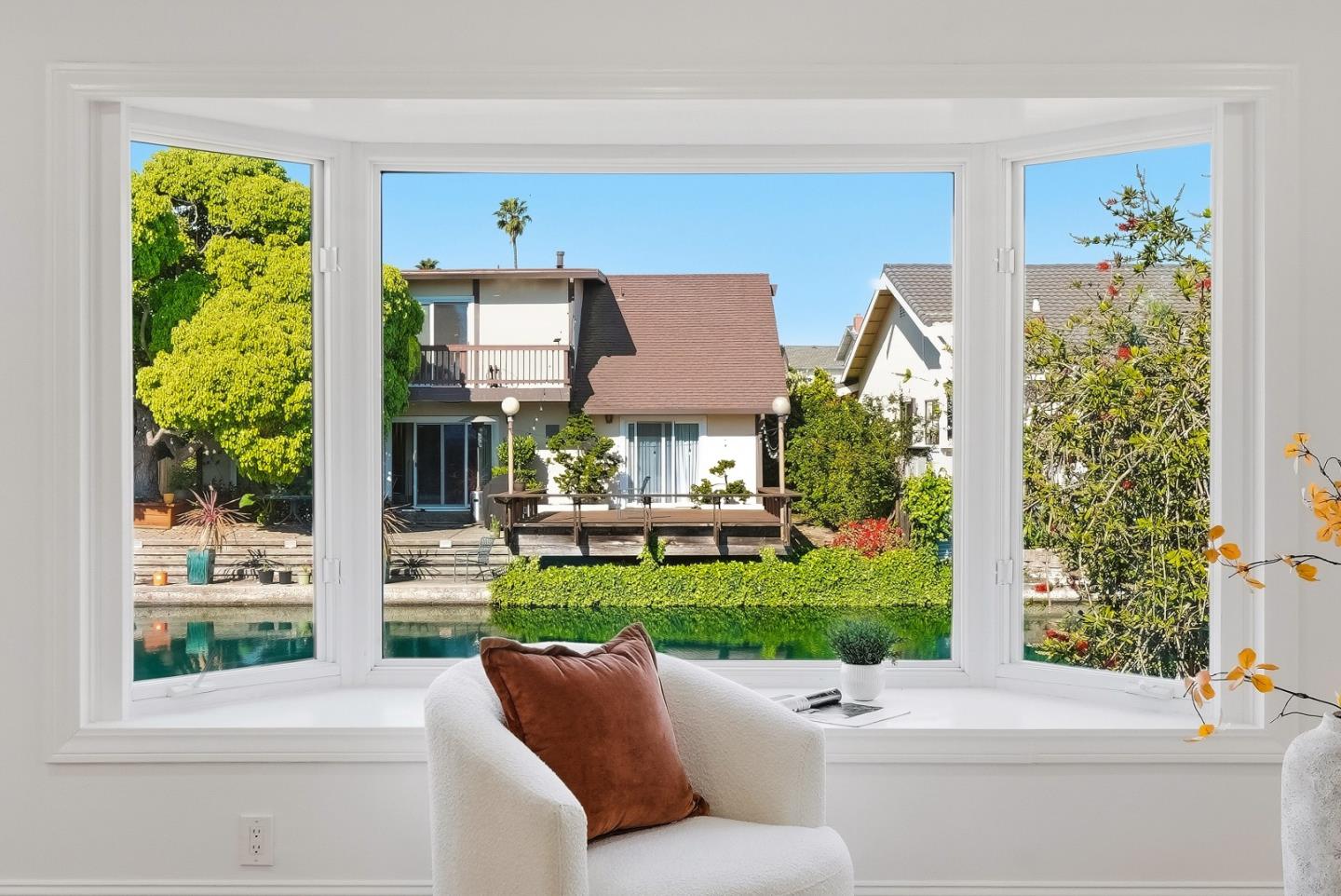 Detail Gallery Image 10 of 41 For 142 Shooting Star Isle, Foster City,  CA 94404 - 4 Beds | 2/1 Baths