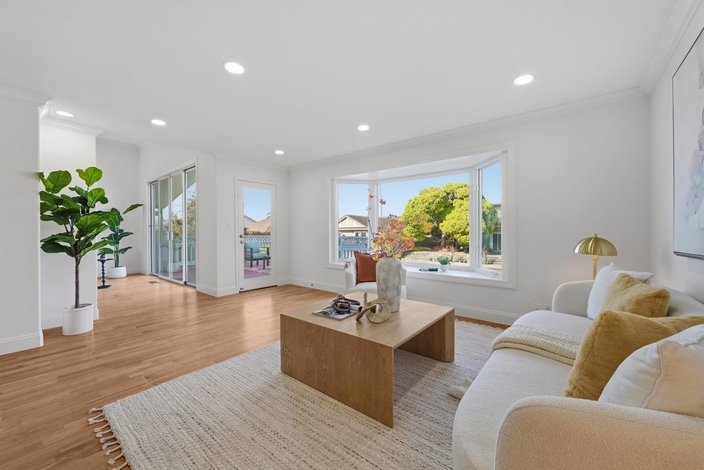 Detail Gallery Image 11 of 41 For 142 Shooting Star Isle, Foster City,  CA 94404 - 4 Beds | 2/1 Baths