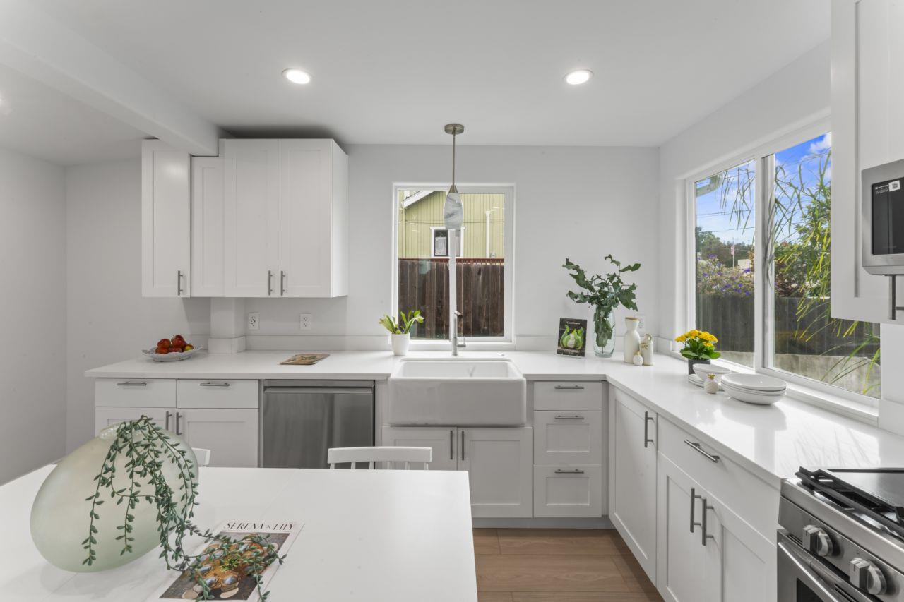 Detail Gallery Image 3 of 22 For 335 Monterey St, Brisbane,  CA 94005 - 2 Beds | 1 Baths