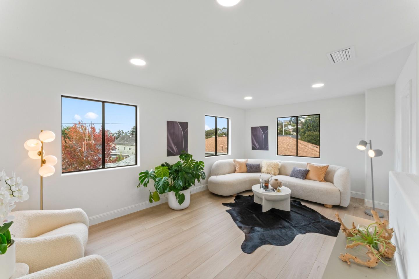 Detail Gallery Image 1 of 30 For 339 Monterey St, Brisbane,  CA 94005 - 2 Beds | 2/1 Baths