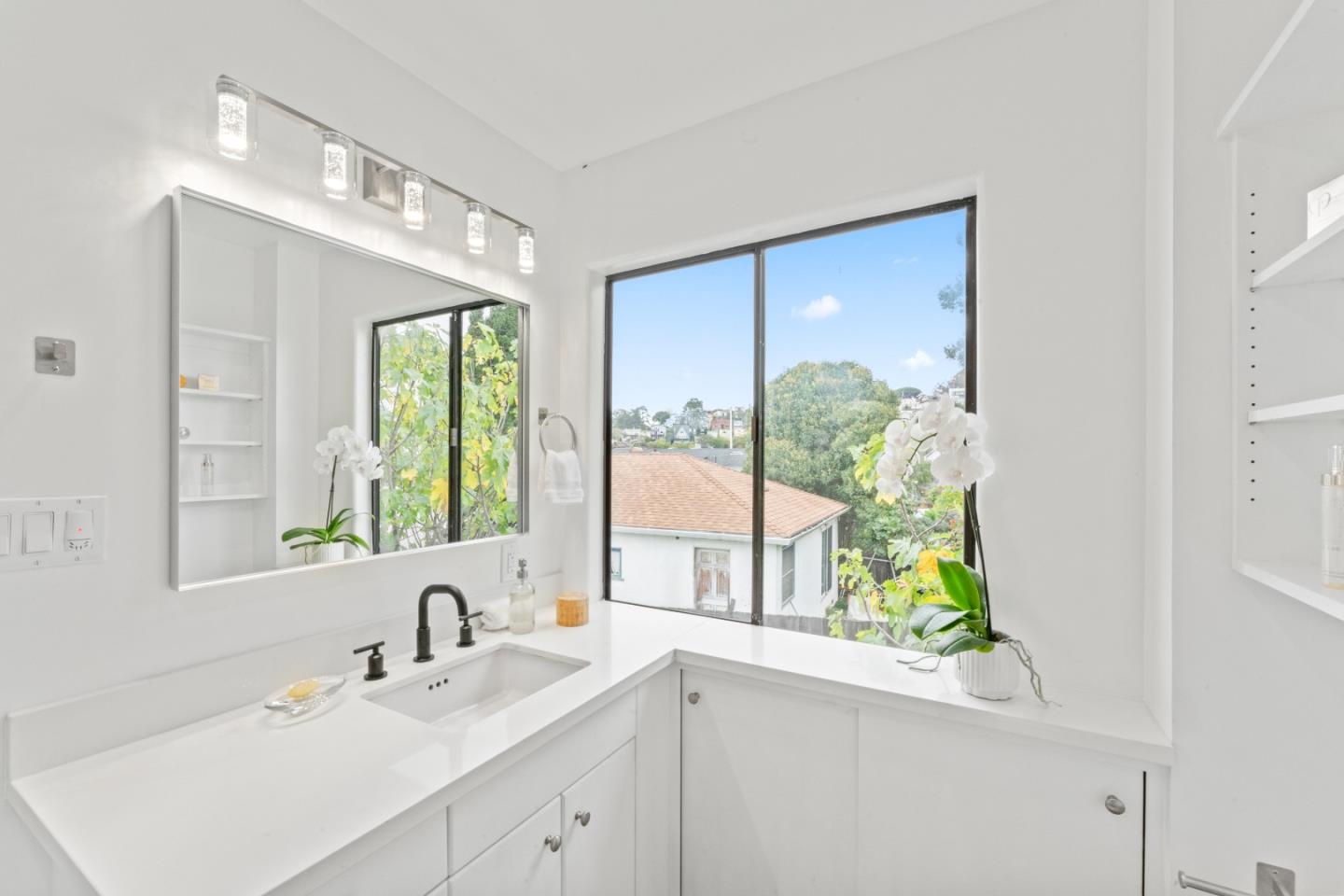 Detail Gallery Image 12 of 30 For 339 Monterey St, Brisbane,  CA 94005 - 2 Beds | 2/1 Baths