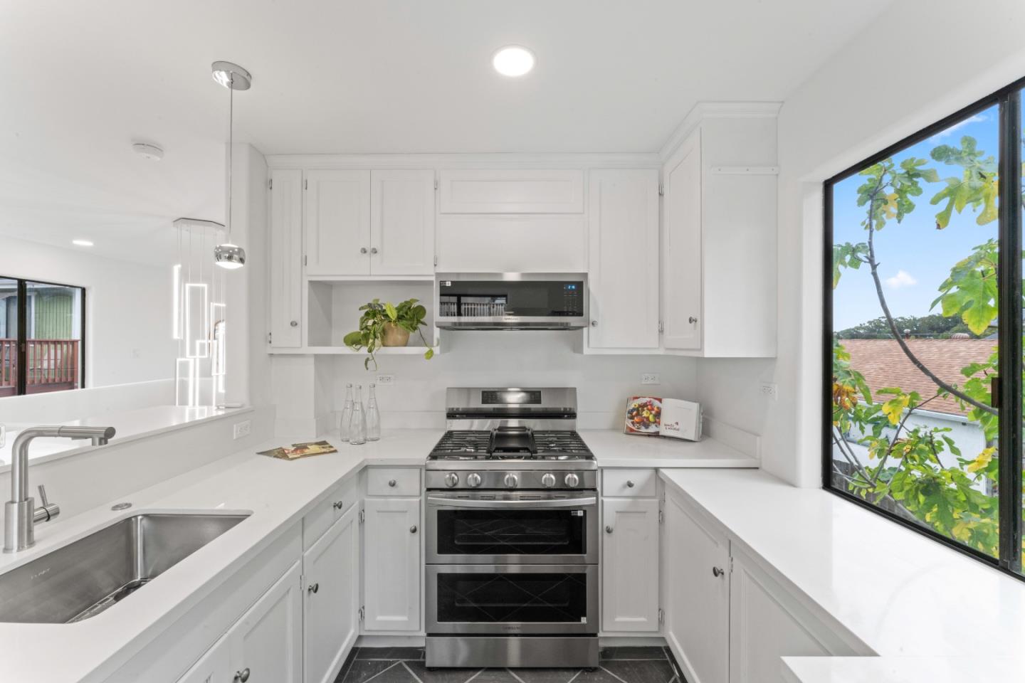 Detail Gallery Image 4 of 30 For 339 Monterey St, Brisbane,  CA 94005 - 2 Beds | 2/1 Baths