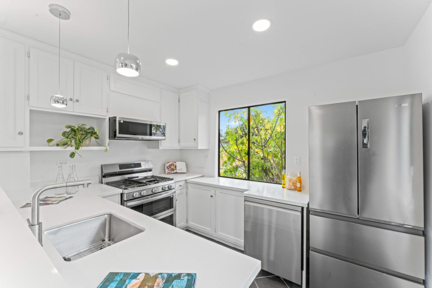 Detail Gallery Image 6 of 30 For 339 Monterey St, Brisbane,  CA 94005 - 2 Beds | 2/1 Baths