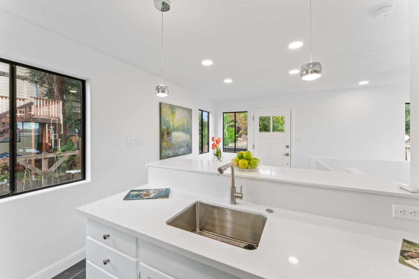 Detail Gallery Image 7 of 30 For 339 Monterey St, Brisbane,  CA 94005 - 2 Beds | 2/1 Baths