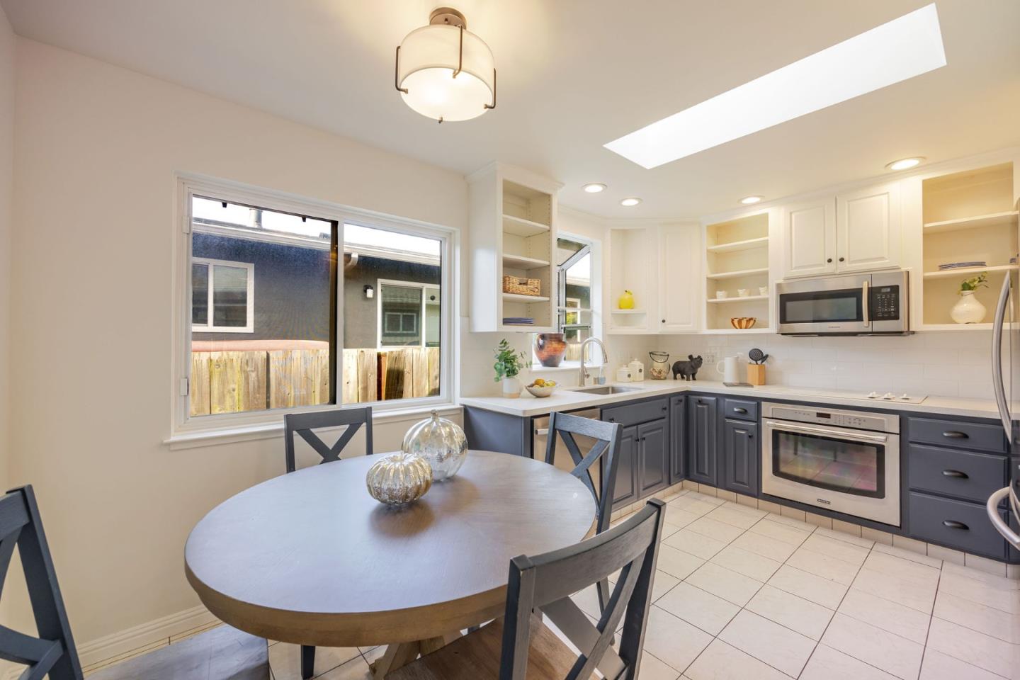 Detail Gallery Image 5 of 45 For 655 George St, Montara,  CA 94037 - 2 Beds | 1 Baths