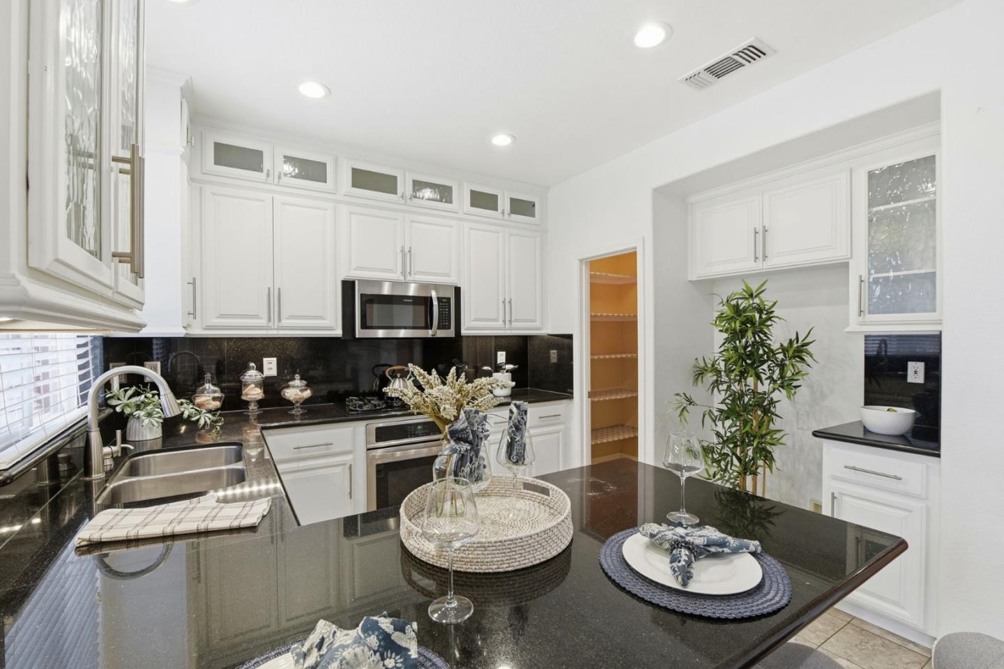 Detail Gallery Image 10 of 30 For 2979 Stallion Way, San Jose,  CA 95121 - 3 Beds | 2/1 Baths