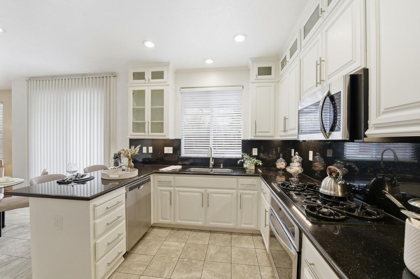 Detail Gallery Image 11 of 30 For 2979 Stallion Way, San Jose,  CA 95121 - 3 Beds | 2/1 Baths