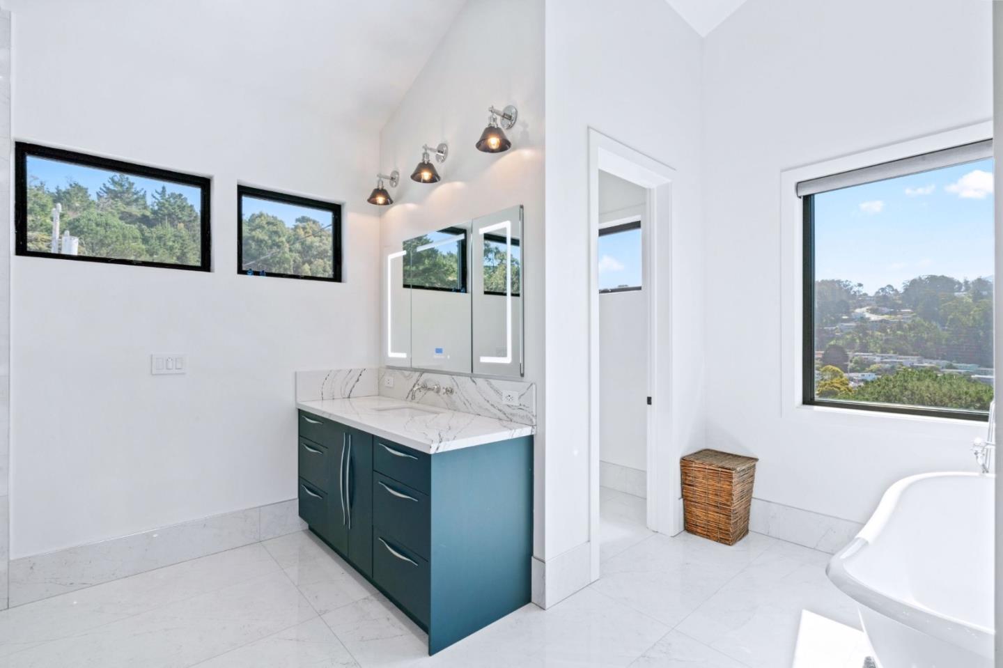 Detail Gallery Image 18 of 52 For 1016 Escalero Ave, Pacifica,  CA 94044 - 5 Beds | 5 Baths