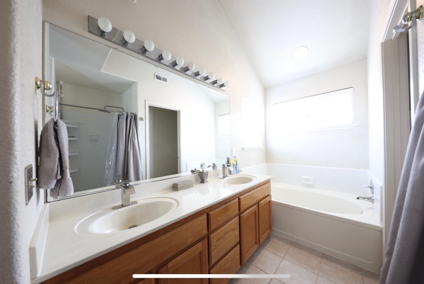Detail Gallery Image 20 of 24 For 1243 De Cunha Ct, Salinas,  CA 93906 - 4 Beds | 2/1 Baths
