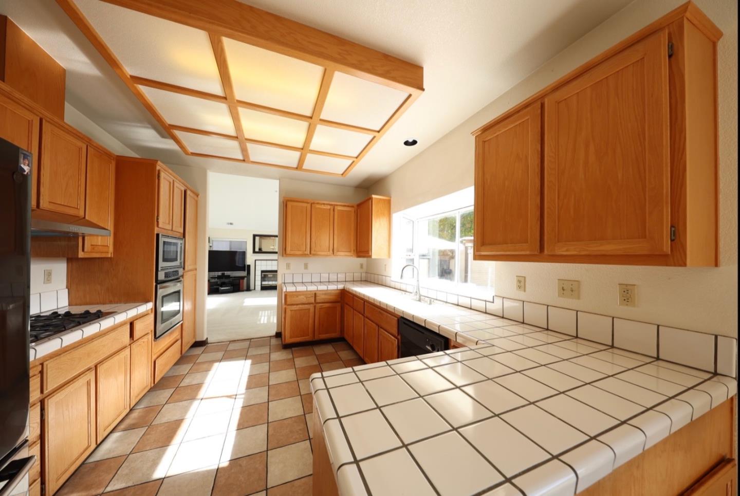 Detail Gallery Image 8 of 24 For 1243 De Cunha Ct, Salinas,  CA 93906 - 4 Beds | 2/1 Baths