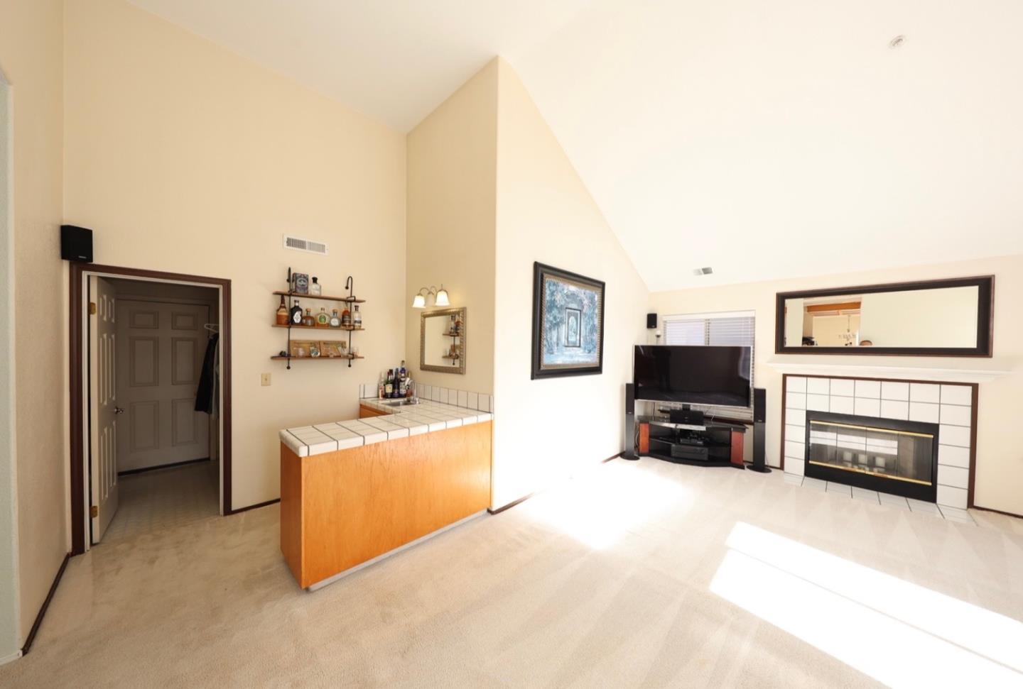 Detail Gallery Image 9 of 24 For 1243 De Cunha Ct, Salinas,  CA 93906 - 4 Beds | 2/1 Baths