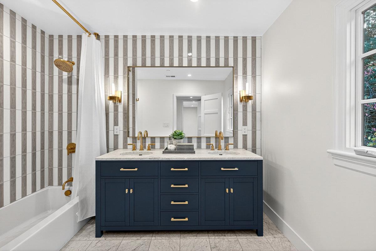 Detail Gallery Image 28 of 54 For 729 Chiltern Rd, Hillsborough,  CA 94010 - 5 Beds | 7/1 Baths