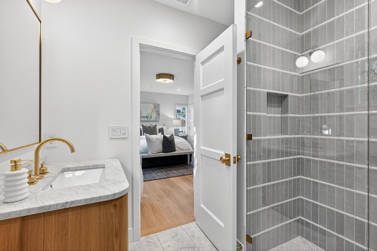 Detail Gallery Image 30 of 54 For 729 Chiltern Rd, Hillsborough,  CA 94010 - 5 Beds | 7/1 Baths