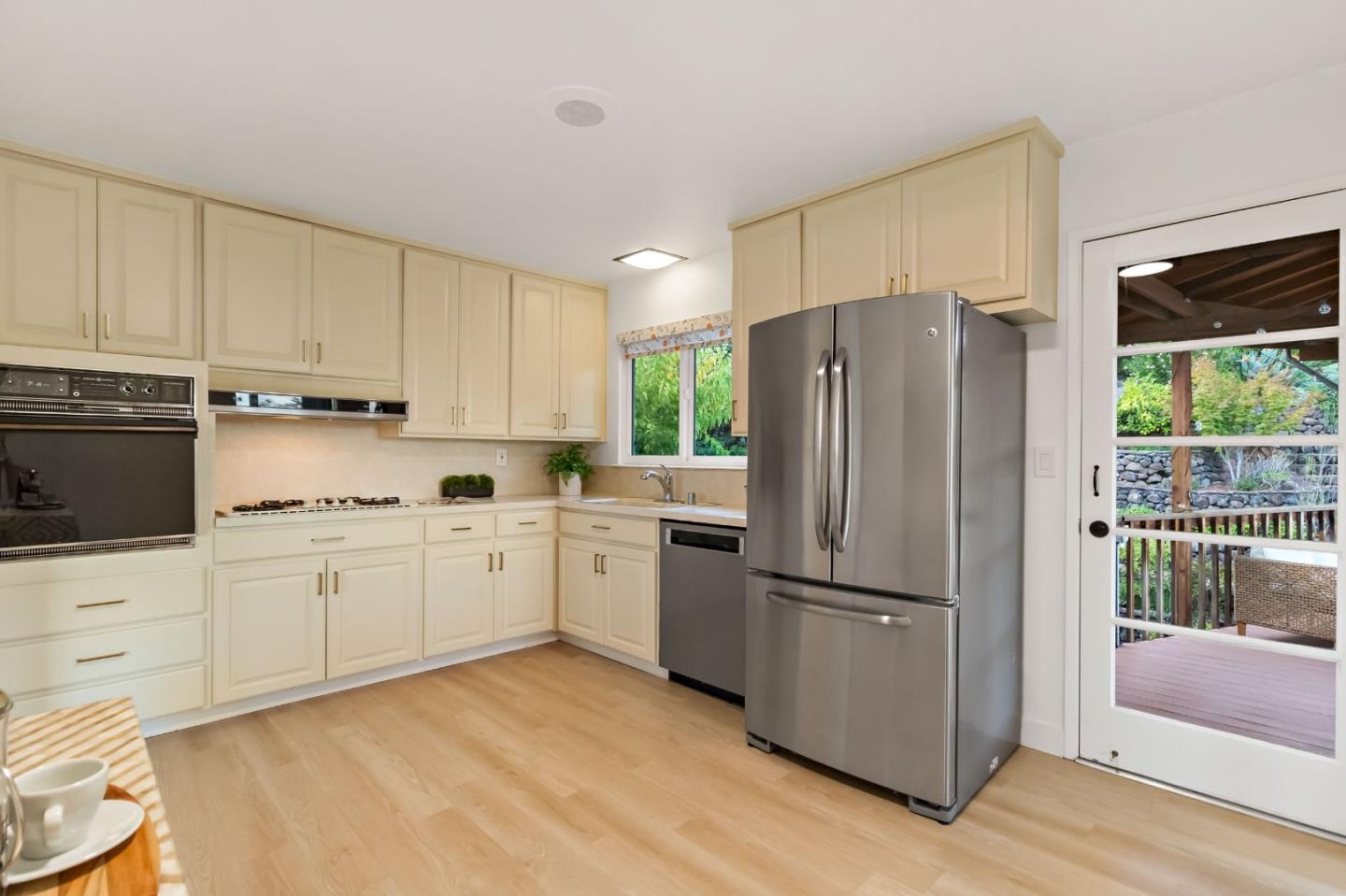 Detail Gallery Image 13 of 52 For 3848 Vineyard Dr, Redwood City,  CA 94061 - 4 Beds | 2/1 Baths