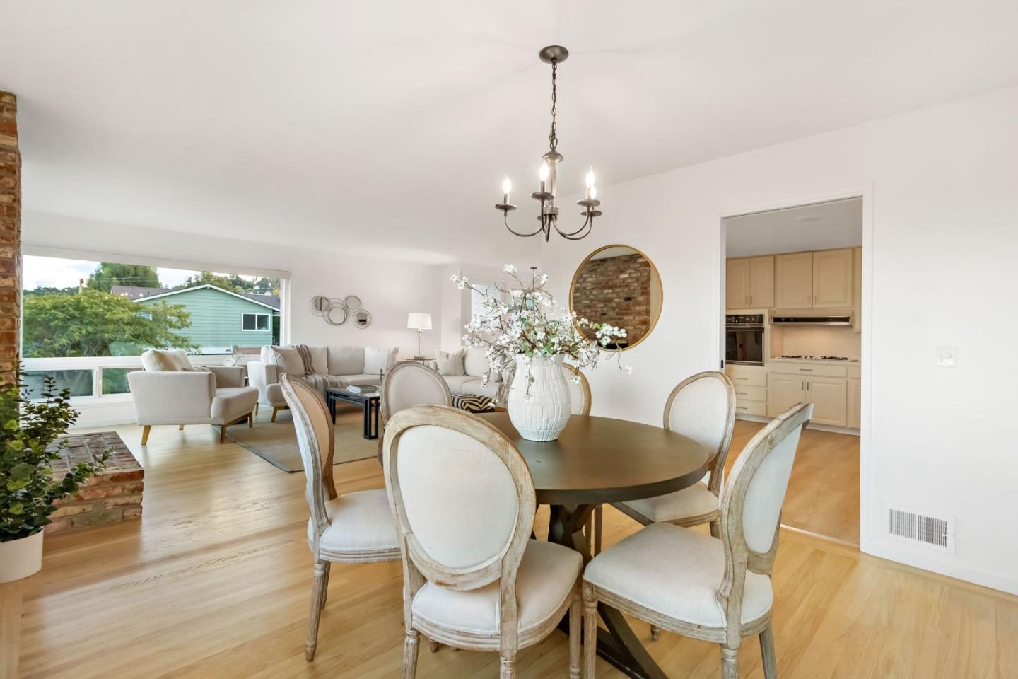 Detail Gallery Image 7 of 52 For 3848 Vineyard Dr, Redwood City,  CA 94061 - 4 Beds | 2/1 Baths