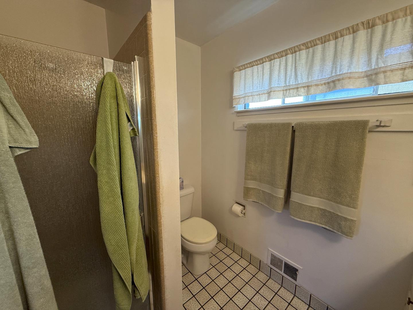 Detail Gallery Image 10 of 19 For 510 & 512 San Blanco Ct, Salinas,  CA 93901 - 5 Beds | 4 Baths