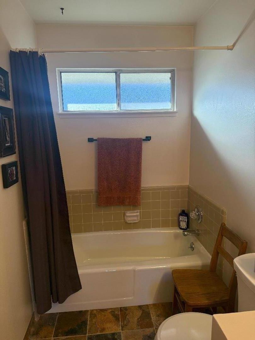 Detail Gallery Image 9 of 19 For 510 & 512 San Blanco Ct, Salinas,  CA 93901 - 5 Beds | 4 Baths