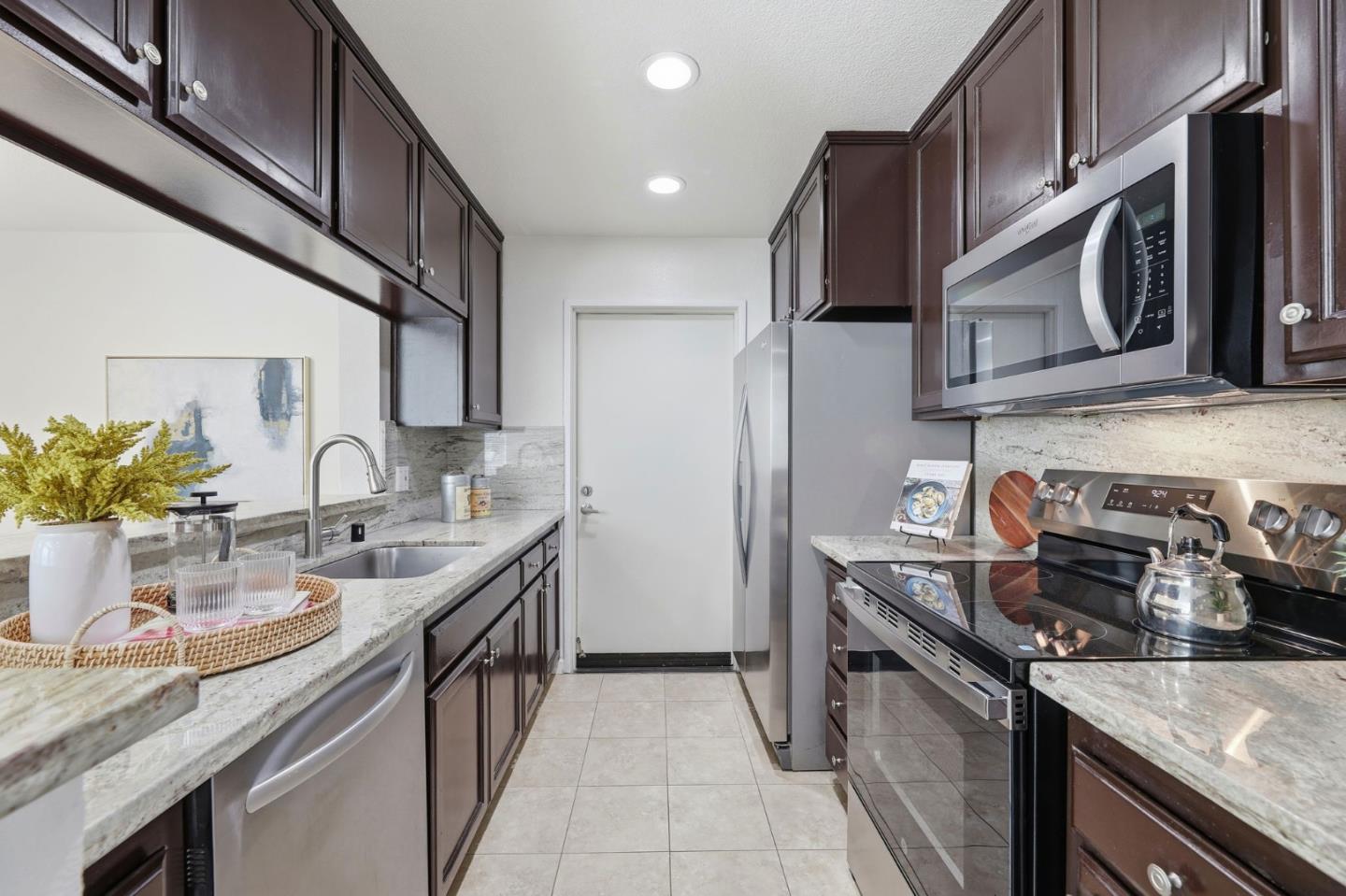 Detail Gallery Image 4 of 23 For 611 Maestro Ct, San Jose,  CA 95134 - 2 Beds | 2 Baths