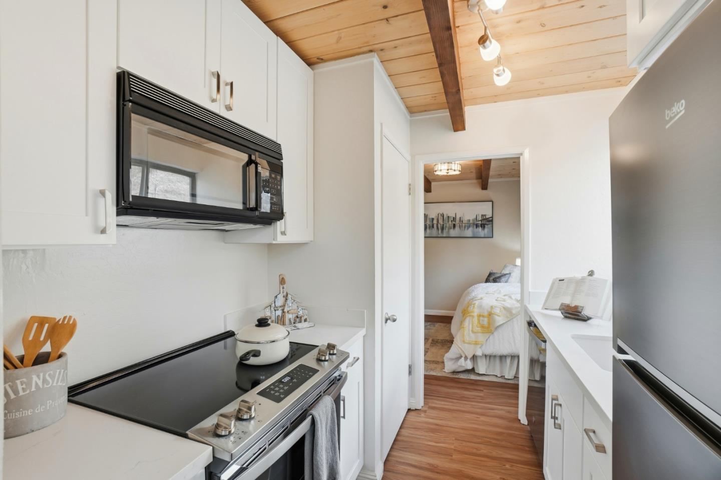 Detail Gallery Image 10 of 29 For 1927 Diamond St #2,  San Francisco,  CA 94131 - 2 Beds | 1 Baths