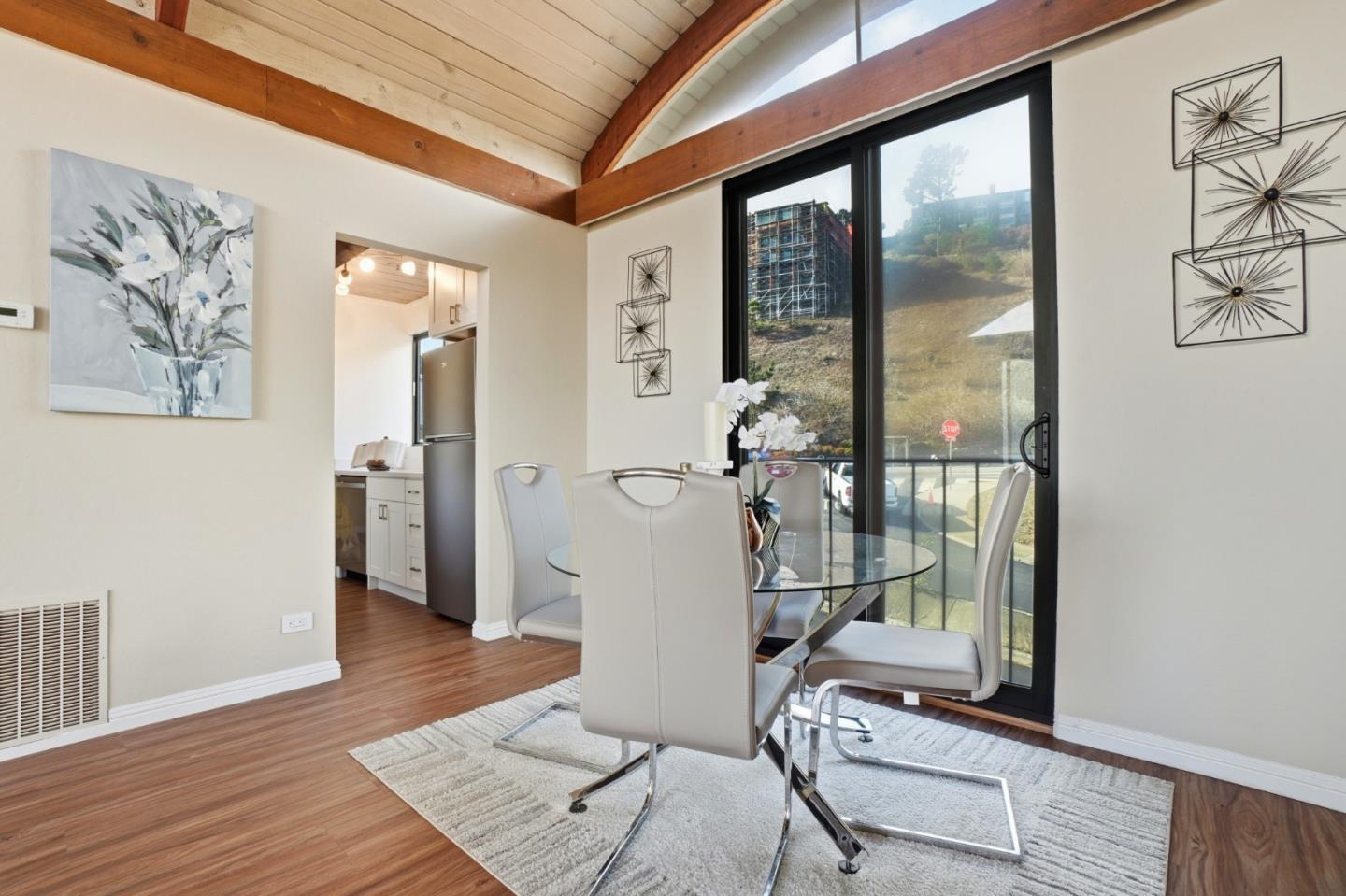 Detail Gallery Image 13 of 29 For 1927 Diamond St #2,  San Francisco,  CA 94131 - 2 Beds | 1 Baths