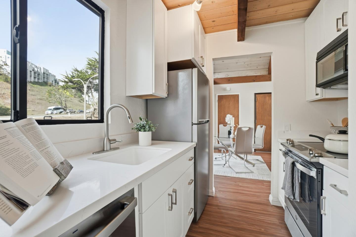 Detail Gallery Image 8 of 29 For 1927 Diamond St #2,  San Francisco,  CA 94131 - 2 Beds | 1 Baths