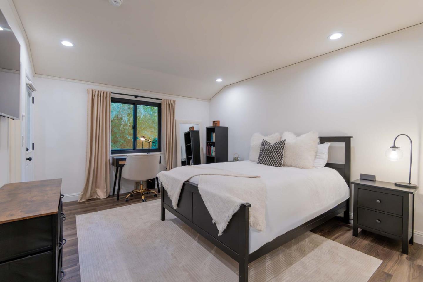 Detail Gallery Image 14 of 26 For 25315 Flanders Dr, Carmel,  CA 93923 - 3 Beds | 2/2 Baths