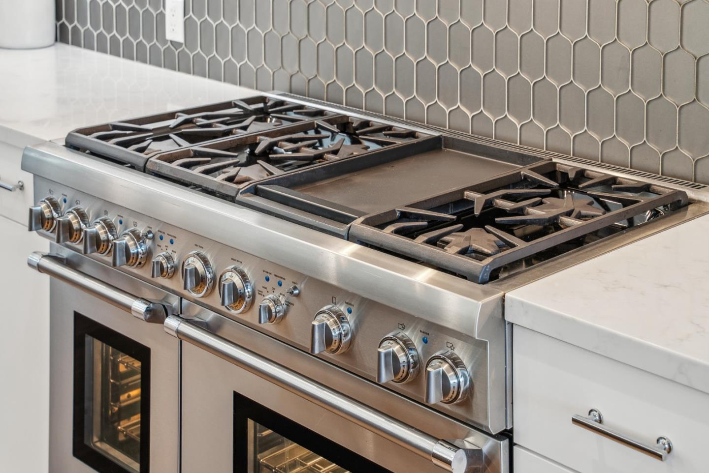 Detail Gallery Image 17 of 110 For 1 Millbrae Cir, Millbrae,  CA 94030 - 5 Beds | 4 Baths