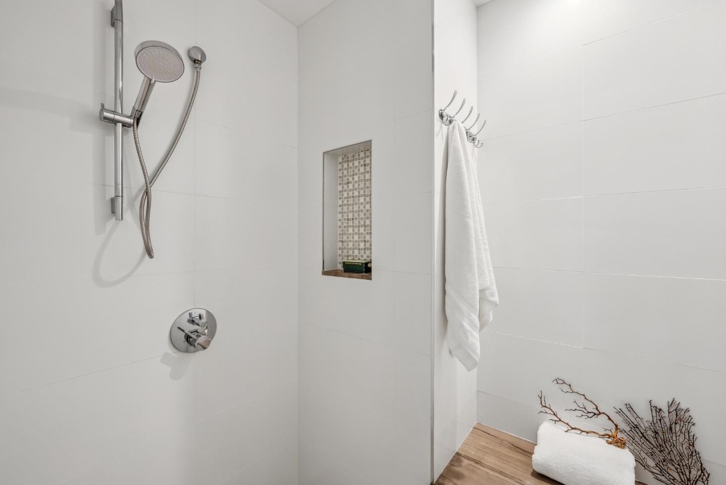 Detail Gallery Image 44 of 110 For 1 Millbrae Cir, Millbrae,  CA 94030 - 5 Beds | 4 Baths