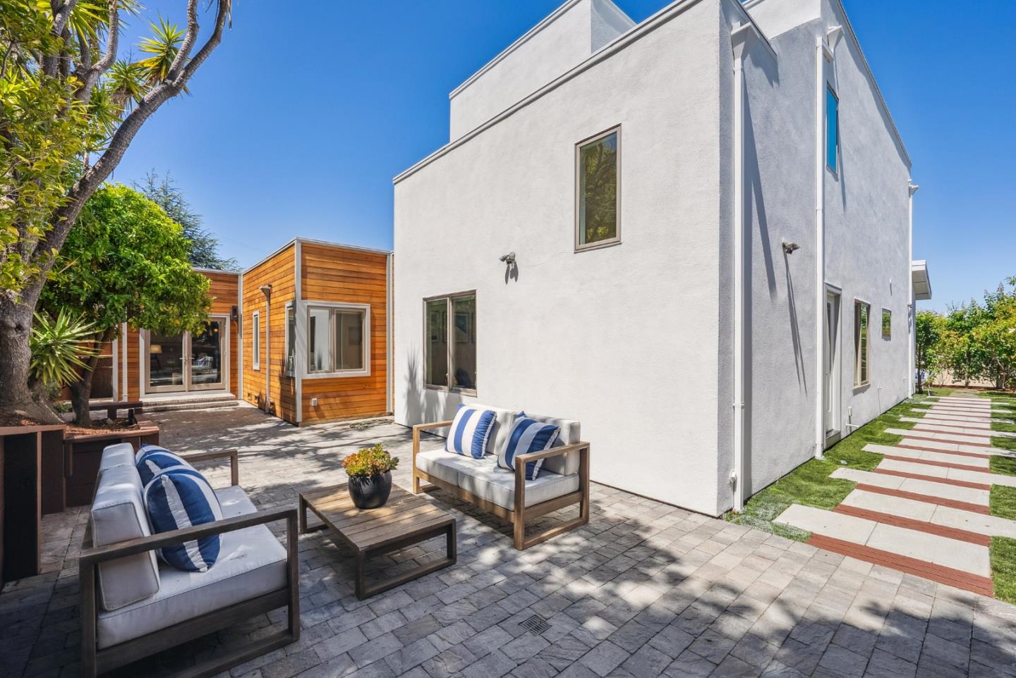 Detail Gallery Image 90 of 110 For 1 Millbrae Cir, Millbrae,  CA 94030 - 5 Beds | 4 Baths