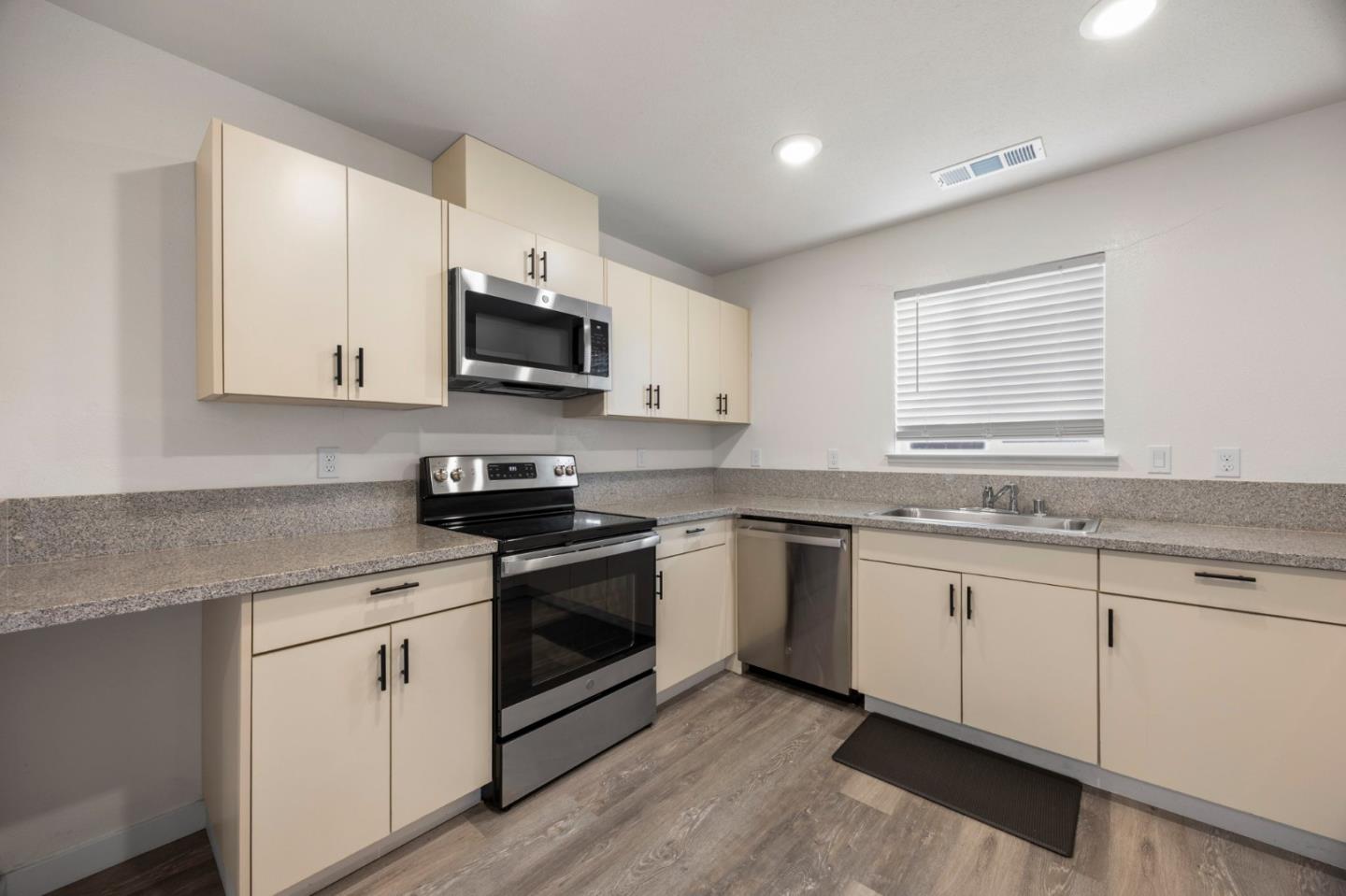 Detail Gallery Image 10 of 37 For 930 W Alameda St, Manteca,  CA 95336 - – Beds | – Baths