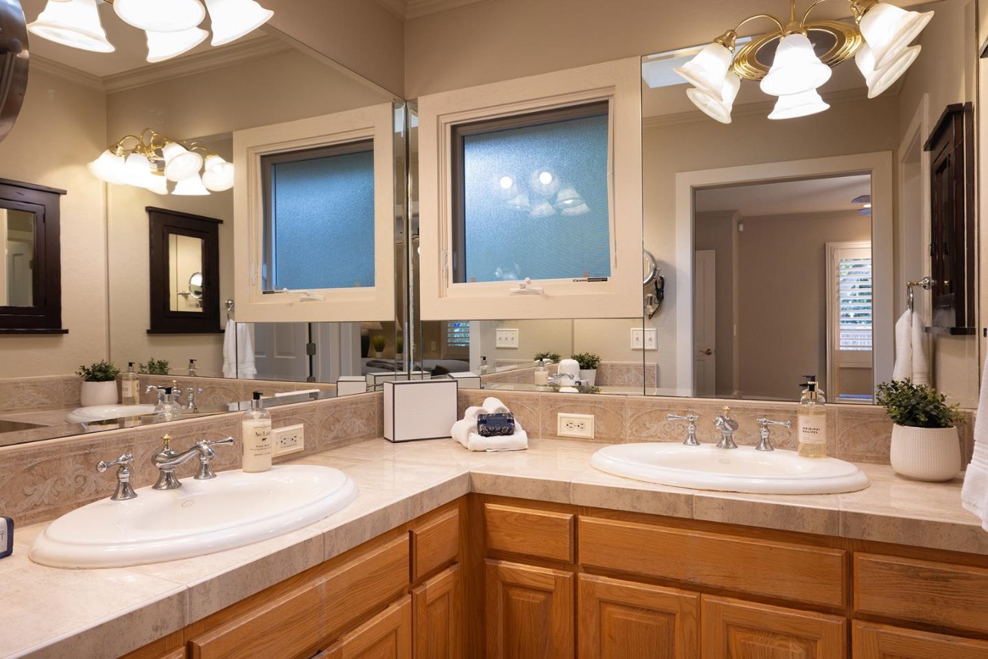 Detail Gallery Image 16 of 30 For 1006 Sunset Dr, Pacific Grove,  CA 93950 - 3 Beds | 2/1 Baths