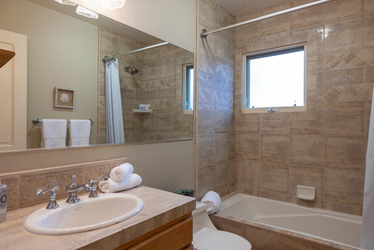 Detail Gallery Image 19 of 30 For 1006 Sunset Dr, Pacific Grove,  CA 93950 - 3 Beds | 2/1 Baths