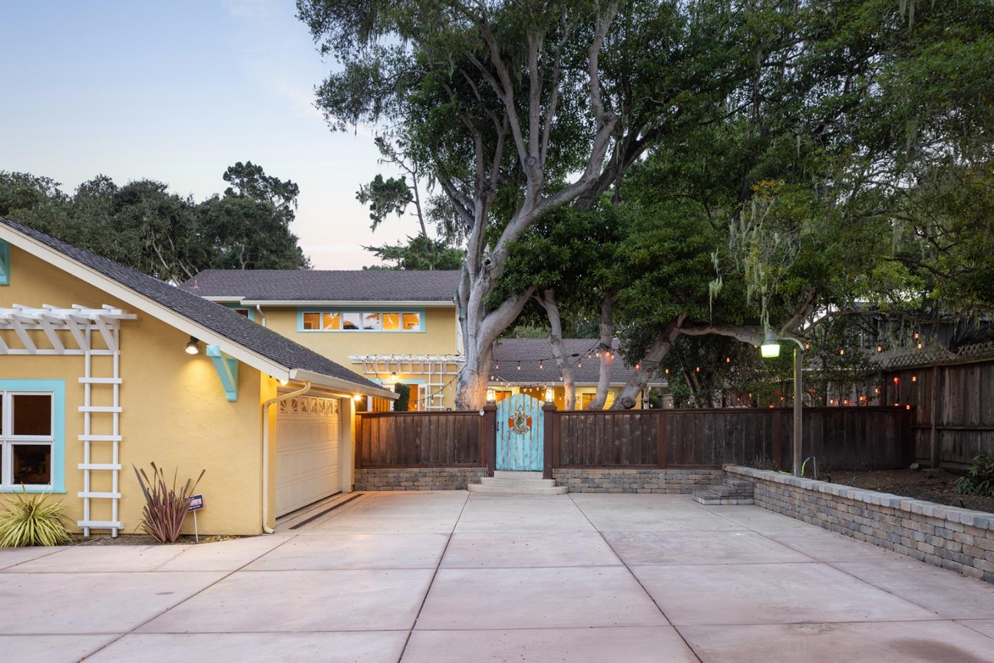 Detail Gallery Image 4 of 30 For 1006 Sunset Dr, Pacific Grove,  CA 93950 - 3 Beds | 2/1 Baths