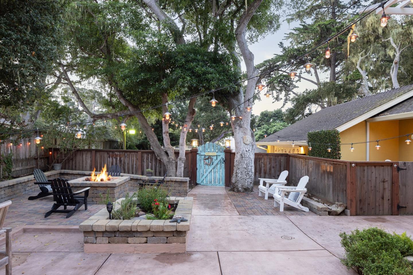 Detail Gallery Image 5 of 30 For 1006 Sunset Dr, Pacific Grove,  CA 93950 - 3 Beds | 2/1 Baths