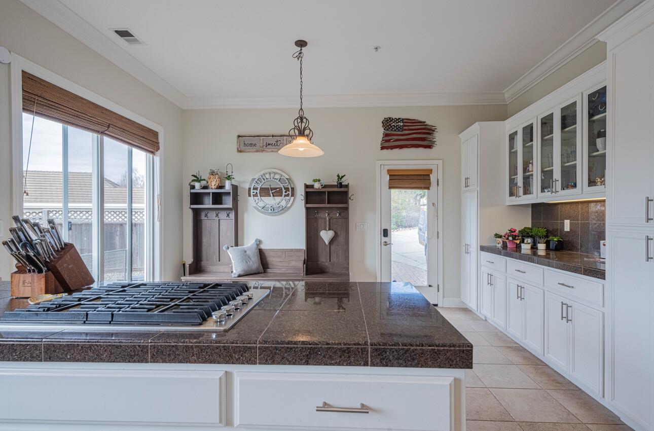 Detail Gallery Image 15 of 60 For 17403 Avenida Los Altos, Salinas,  CA 93907 - 5 Beds | 3 Baths