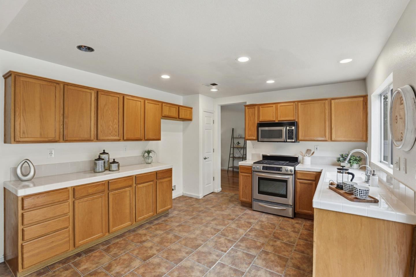 Detail Gallery Image 20 of 55 For 1341 Briarberry Ln, Gilroy,  CA 95020 - 4 Beds | 2/1 Baths