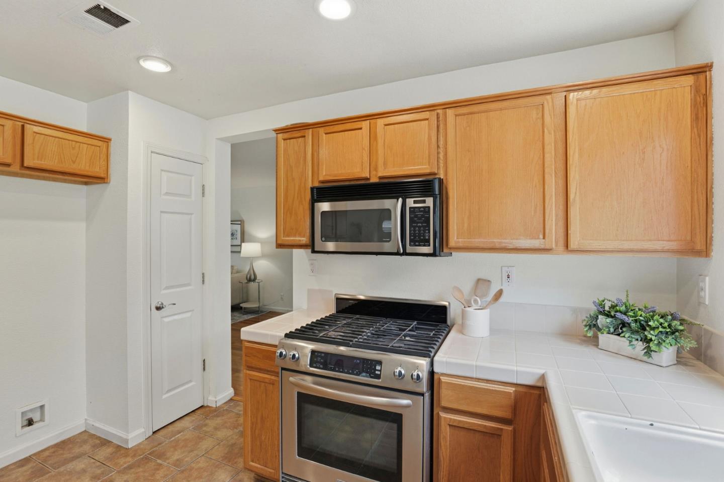 Detail Gallery Image 21 of 55 For 1341 Briarberry Ln, Gilroy,  CA 95020 - 4 Beds | 2/1 Baths