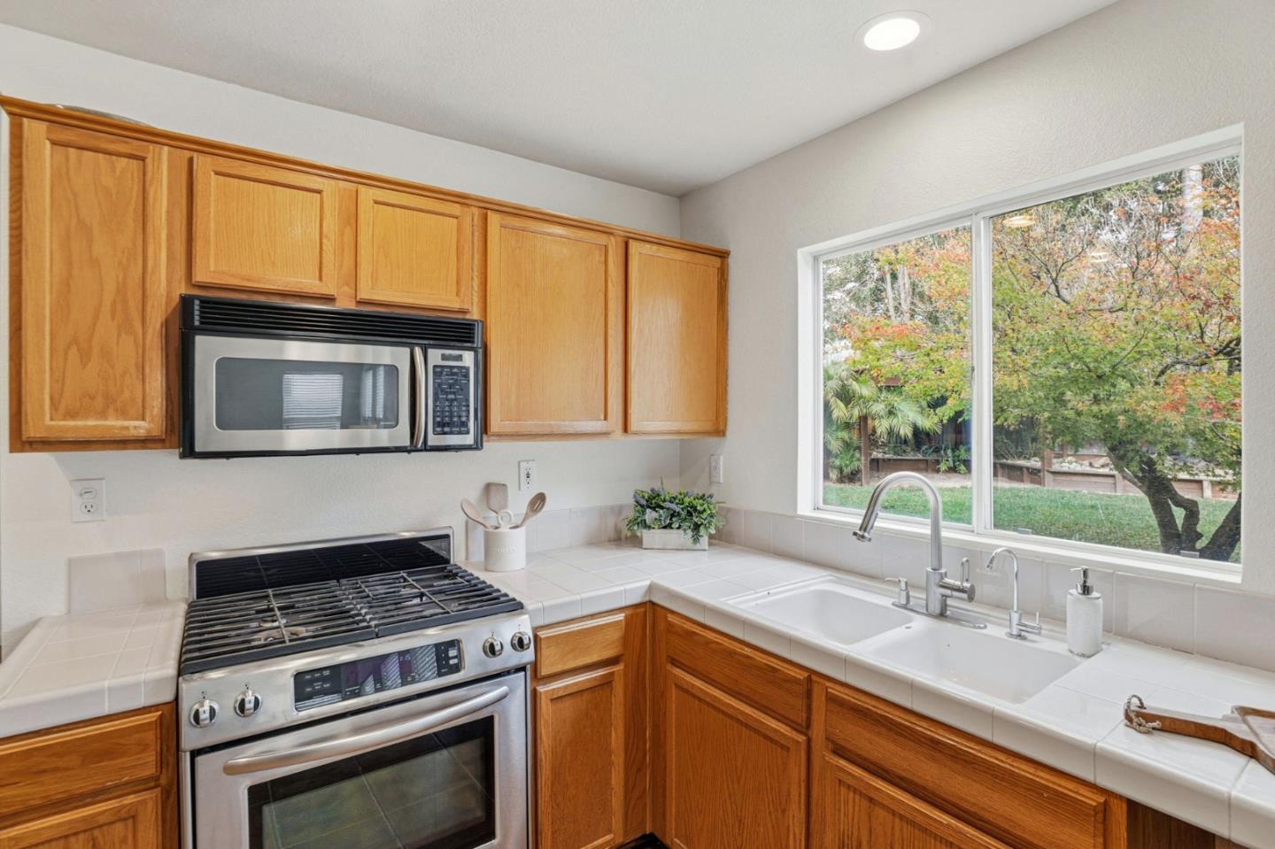 Detail Gallery Image 22 of 55 For 1341 Briarberry Ln, Gilroy,  CA 95020 - 4 Beds | 2/1 Baths