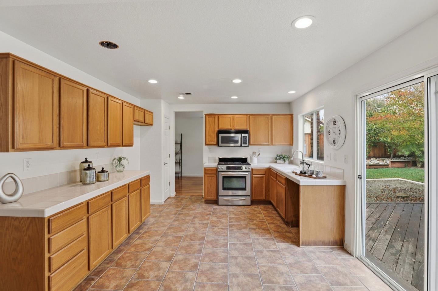 Detail Gallery Image 23 of 55 For 1341 Briarberry Ln, Gilroy,  CA 95020 - 4 Beds | 2/1 Baths