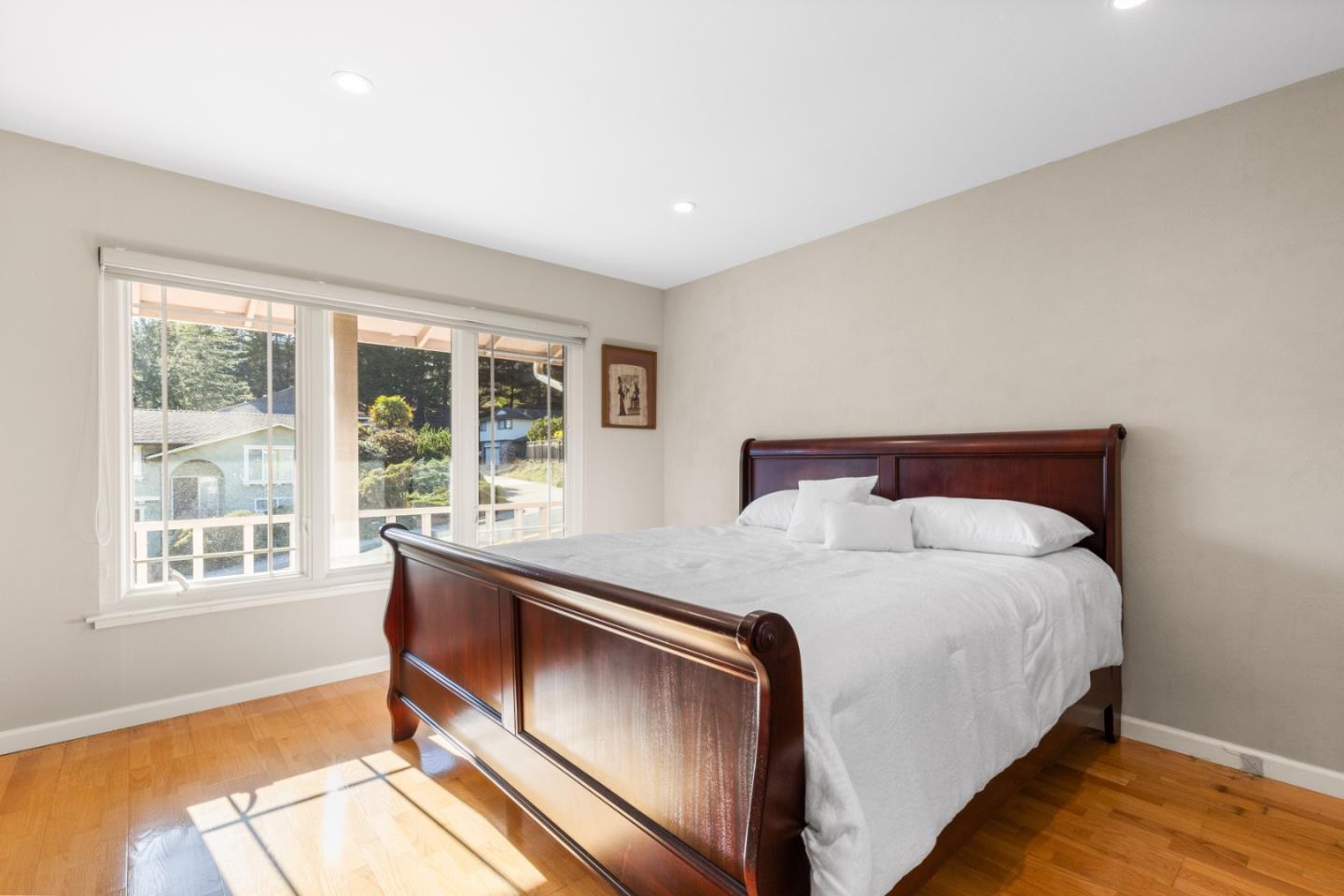 Detail Gallery Image 12 of 27 For 1020 Everglades Dr, Pacifica,  CA 94044 - 4 Beds | 3 Baths