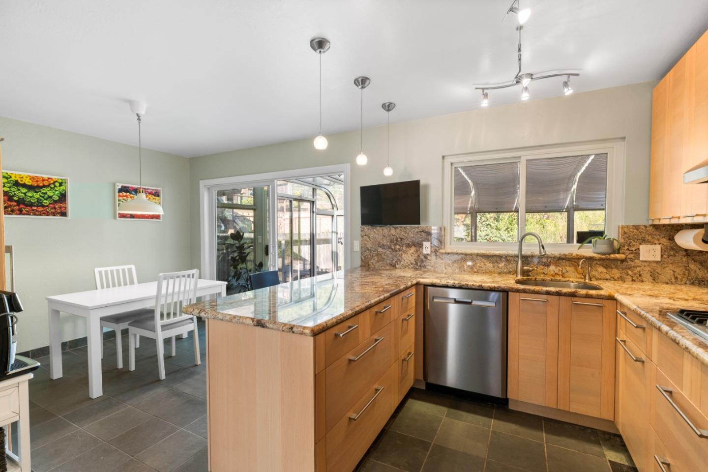 Detail Gallery Image 6 of 27 For 1020 Everglades Dr, Pacifica,  CA 94044 - 4 Beds | 3 Baths