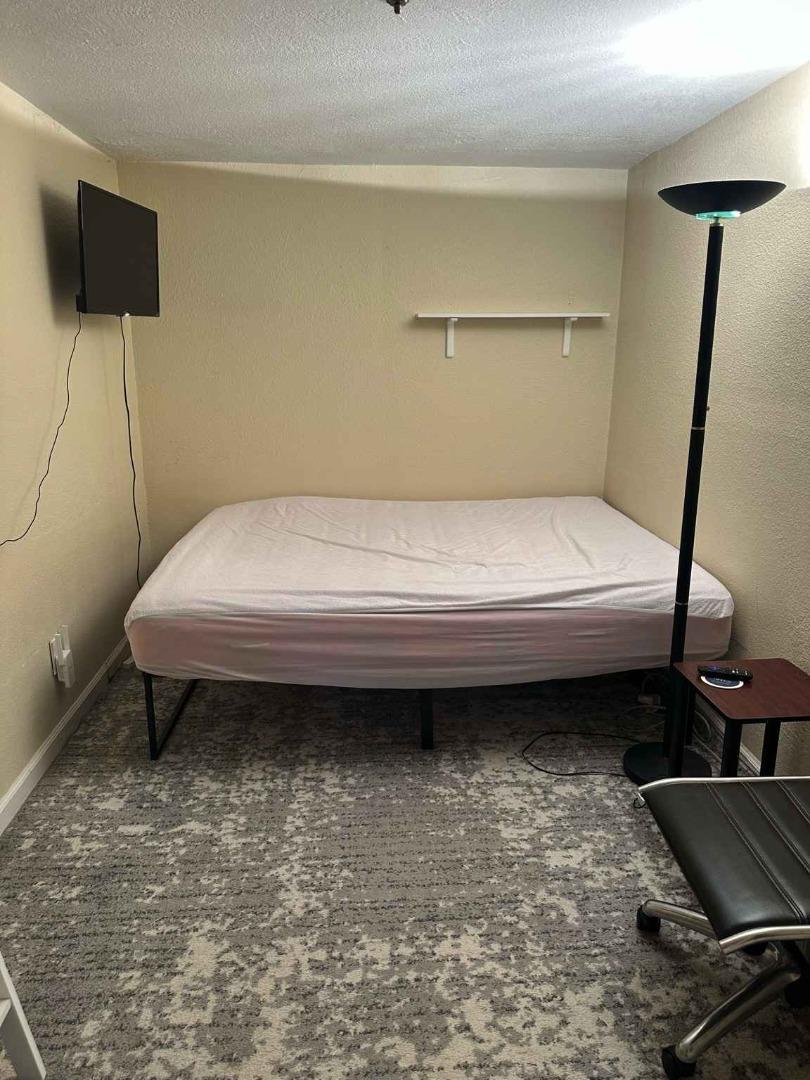 Detail Gallery Image 13 of 29 For 25 via Delizia, Hillsborough,  CA 94010 - 1 Beds | 1 Baths