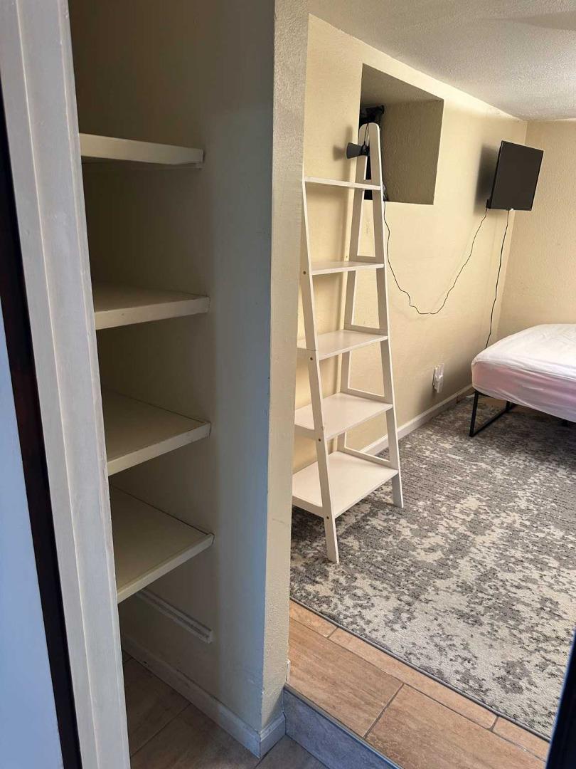 Detail Gallery Image 16 of 29 For 25 via Delizia, Hillsborough,  CA 94010 - 1 Beds | 1 Baths