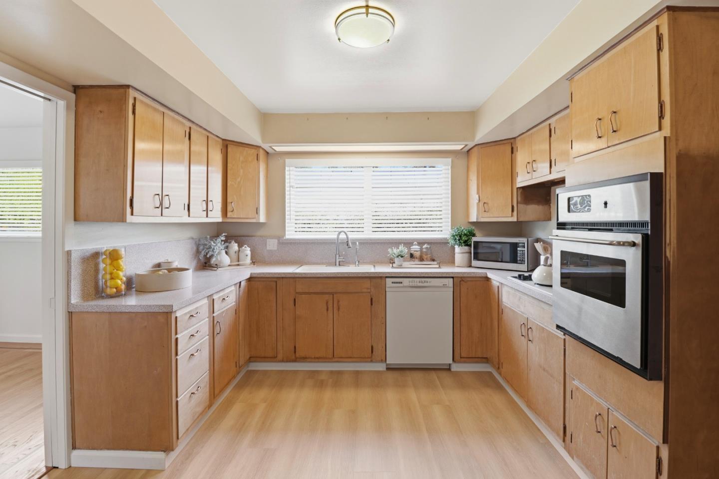 Detail Gallery Image 14 of 36 For 1001 Maywood Dr, Belmont,  CA 94002 - 2 Beds | 2 Baths